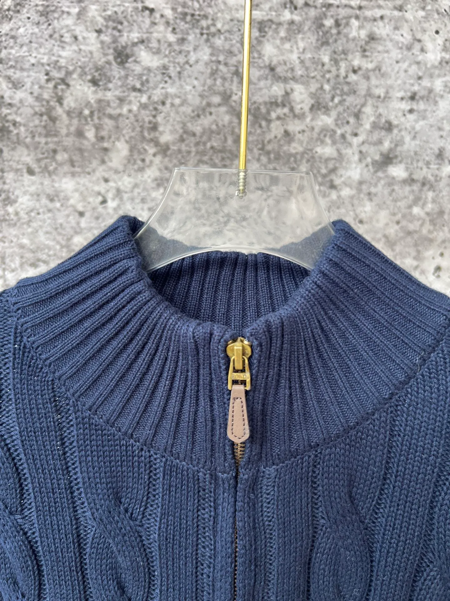 P240 Ralph Lauren classic unisex half-zip rubberized sweater, popular on all major platforms, the original version has the same washed fabric, the workmanship details restore the original, the pony on the chest is embroidered with the original factory, and the hardware accessories are original and customized